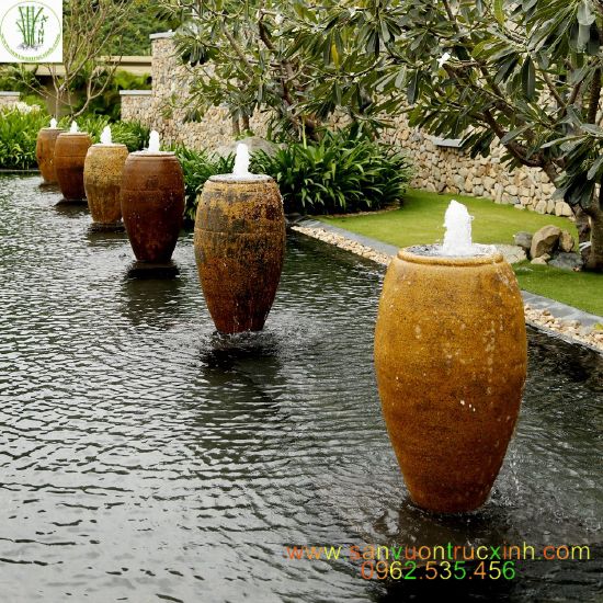 Sân vườn với những chậu gốm phun nước