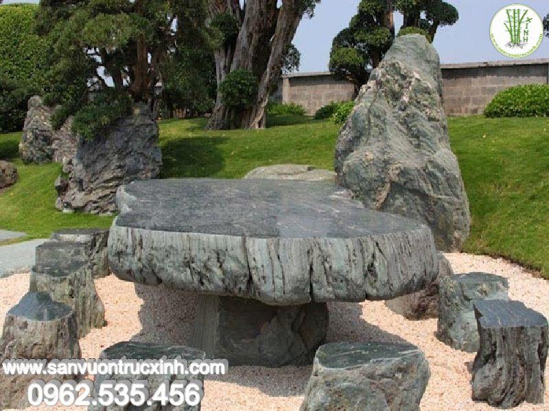 Bàn ghế đá xanh trong sân vườn Nhật