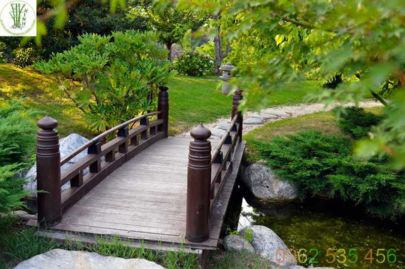Cầu gỗ mộc mạc cho sân vườn