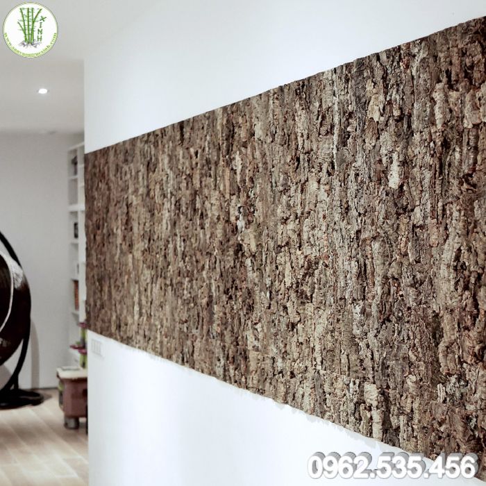 Thiết kế không gian nội thất đơn giản, ấn tượng với mảng tường ốp vỏ cây
