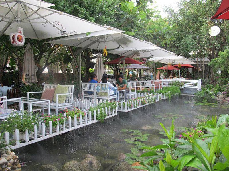 Thiết kế quán cafe sân vườn hài hòa với cảnh quan tự nhiên